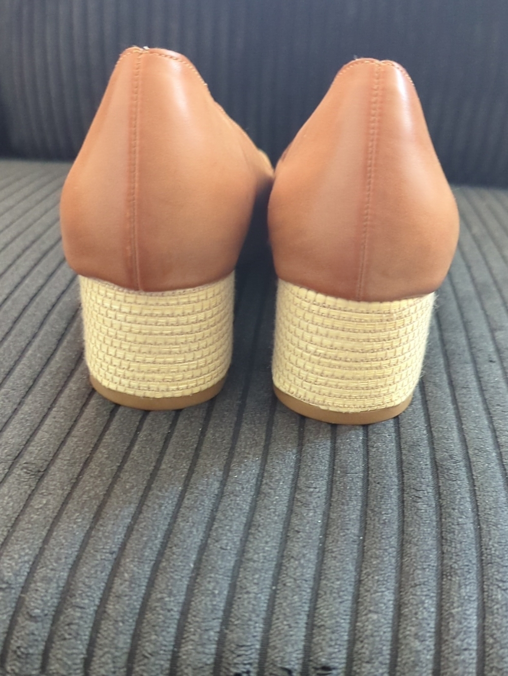 NWOT Adrienne Vittadini Pointed Toe Cutout Pumps in Light Brown Size 7.5 - Picture 3 of 5
